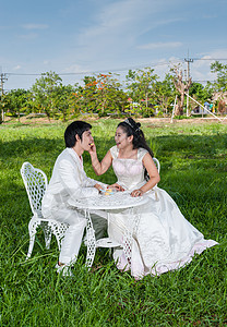 亚洲泰国新娘 带有婚礼蛋糕一块公主丈夫戏服女朋友伴侣女性结婚幸福男性微笑图片