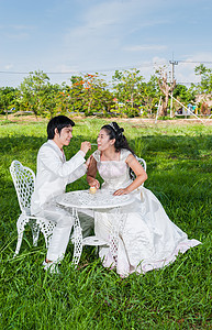 亚洲泰国新娘 带有婚礼蛋糕一块王子女朋友公园男朋友情人灵魂微笑戏服妻子订婚图片