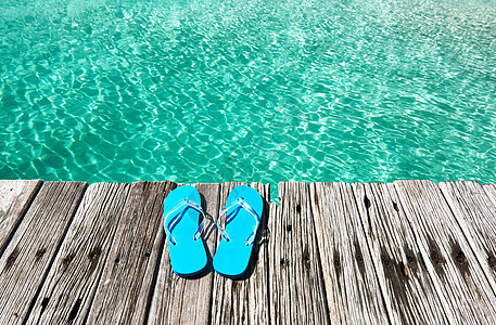 码头滑轮机风景旅行丁字裤平台热带蓝色假期海滩凉鞋绿色图片