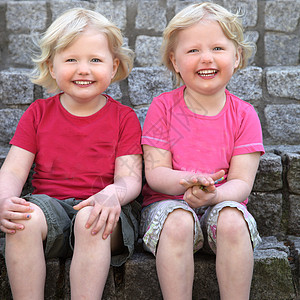 笑笑可爱的同型双胞胎图片