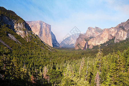 约塞米特河谷El Capitan编队远足吸引力松树天空蓝色旅行树木风景绿色图片