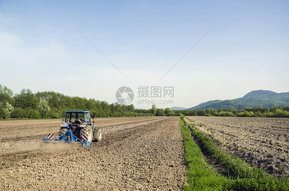 拖拉犁田栽培机械场地车辆国家土壤耕作乡村季节地球图片