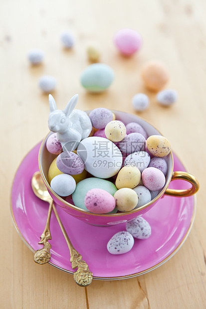 一个快乐的东方人的多彩鸡蛋巧克力杯子咖啡杯兔子款待飞碟乐趣桌子粉色盘子图片