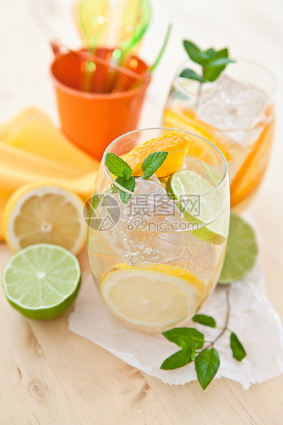 冷饮柠檬和橙子蓝色饮料冰块照片薄荷苏打树叶叶子橘子玻璃图片