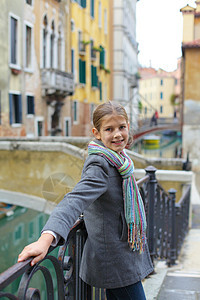 威尼斯观点与女孩历史渠道历史性城市缆车建筑交通假期游客反射图片
