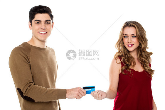 男朋友把信用卡交给他女朋友的男友了图片
