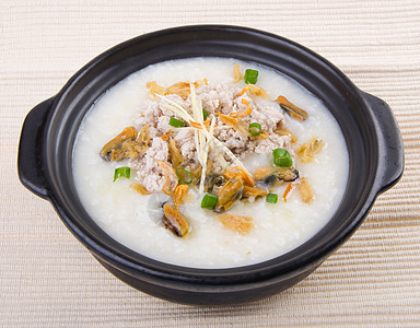 传统中国猪肉粥炒饭 在粘土锅中使用草药水平早餐午餐美食烹饪白色稀饭文化蔬菜图片