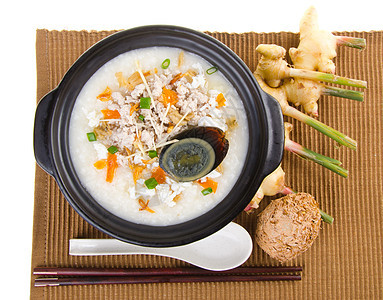传统的中华世纪鸡蛋和猪肉粥炒饭烹饪鸭子盘子美食稀饭鸭蛋猪肉勺子食物饮食图片