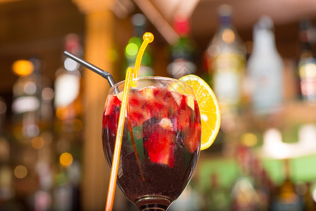 酒吧装饰一杯红酒酒精橙子稻草茶点果味地平线酒吧水果冷藏玻璃背景