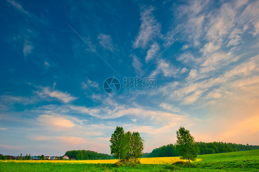 日出时天空明亮的夏月风景图片