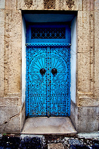 古老的门在图尼西城中绿色历史木头棕色大理石市场黑色楼梯叶子白色图片