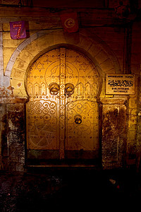 古老的门在图尼西木头房子灰色白色历史楼梯棕色市场阴影红色图片