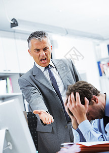 向雇员大喊领导身体损失压力生意人商务正装业务坏消息办公室图片