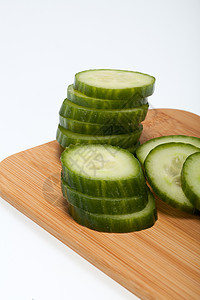 在白色背景上孤立的绿黄瓜营养皮肤厨房午餐蔬菜饮食纤维食物宏观背光图片