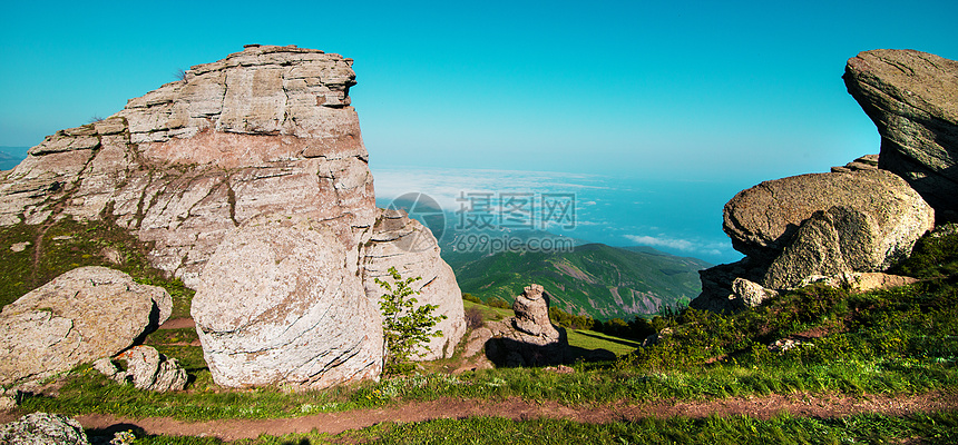 山岳的美丽全景森林流星峡谷高山场景旅游爬坡旅行蓝色风景图片