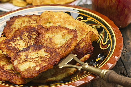 马铃薯缓冲剂土豆盘子木板金黄色木头煎饼图片