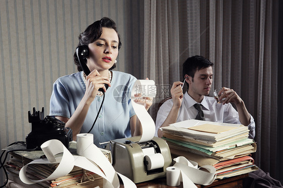 会计秘书 女古老妇女办公室人士债务金融两个人经理桌子手机家庭丈夫商业图片