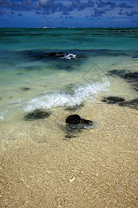 圣母之子白色石头棕色支撑海洋海岸线波浪海岸天空浅蓝色图片