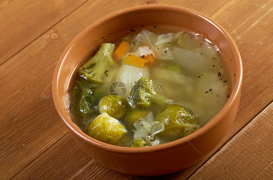 意大利式农场式汤肉汤绿色草本植物小吃油菜胸部美食蔬菜盘子食物图片