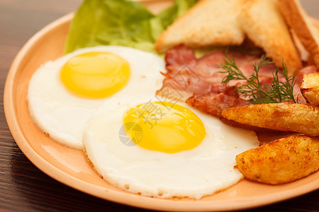 早餐好吃美味酒吧黄色盘子午餐食物油炸餐厅盐渍火腿红色图片