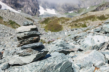 意大利阿尔卑斯山上的路径符号顶峰蓝色指针绿色天空踪迹岩石远足小路高山图片