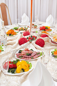 婚礼桌桌庆典宴会椅子奢华盘子食物桌布接待婚姻环境图片