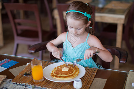 可爱的小女孩在度假餐厅吃早饭 很可爱女性小吃食物孩子童年快乐假期女孩早餐酒店图片
