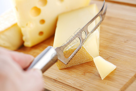 奶酪和奶酪刀午餐早餐食品盘子小吃烹饪奶制品木头牛奶香味图片