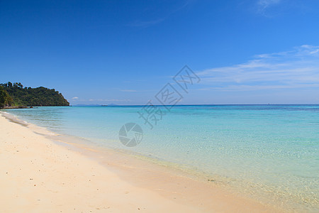 海滩和蓝蓝天空冲浪热带海洋场景放松风景天气海岸墙纸阳光图片