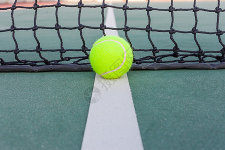 带有球闭合的网球场场地法庭白色娱乐地面竞技场网球运动黄色绿色图片