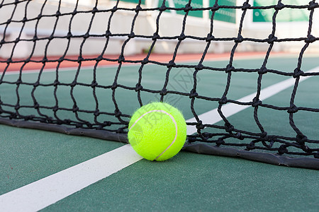 带有球闭合的网球场运动竞技场绿色黄色法庭娱乐地面场地网球白色图片
