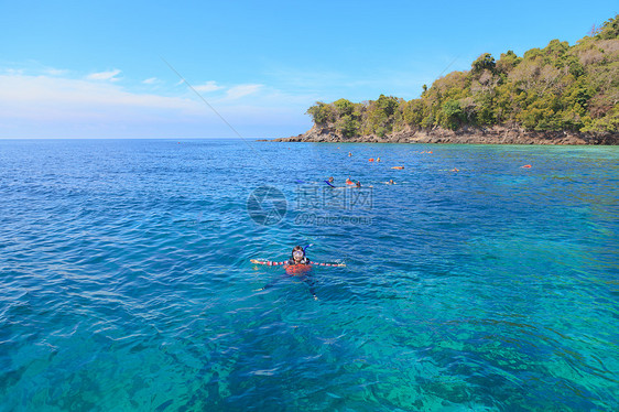亚裔女孩在泰国海中潜伏冲浪旅游游客海滩旅行天堂海岸线热带蓝色支撑图片