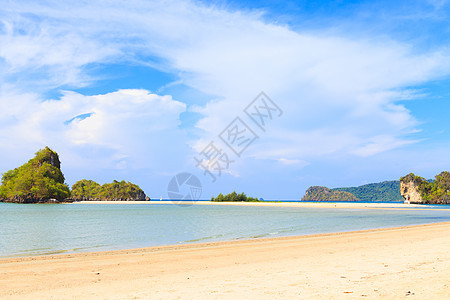 海滩和蓝蓝天空海浪阳光蓝色海洋天气天堂旅游爬坡晴天海岸图片