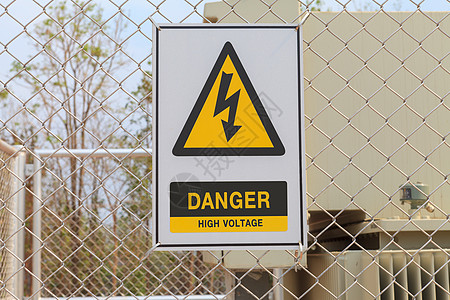 栅栏上的危险高压电压标志转换电气车站绝缘子技术变电站绝缘设施基础设施单元图片