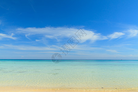 海滩和蓝蓝天空假期场景风景地平线爬坡冲浪海洋晴天海岸放松图片