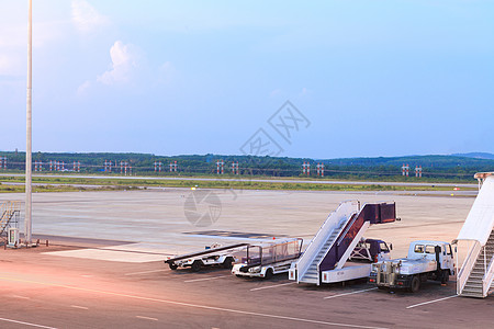 日落时空空机场跑道天空白线航空服务土地运输蓝色飞机场旅行沥青背景图片