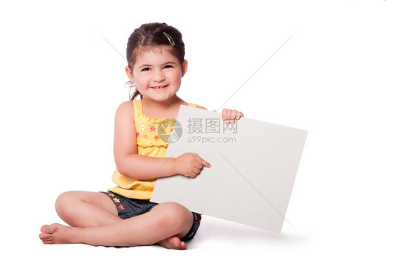 快乐的女孩坐在白板上指着图片
