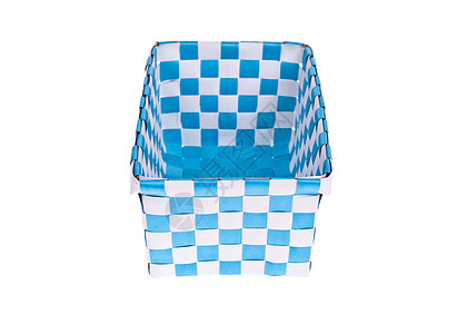 在白色背景上隔离的蓝塑料篮子贮存阻碍盒子工艺编织手工大车柳条杂货店野餐图片