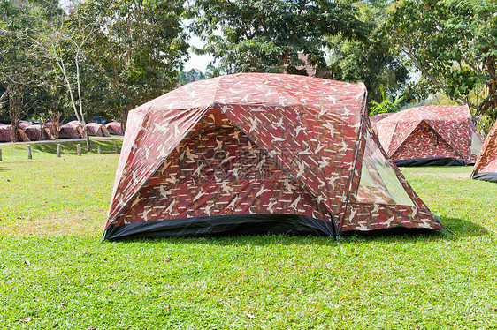 山上露营帐篷荒野旅行娱乐场地营地棕色环境睡眠绿色风景图片
