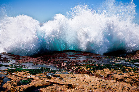 巨浪冲向岸边岩石海洋力量碰撞石头荒野飞溅海景海浪背景图片