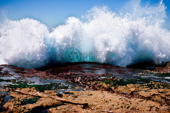 巨浪冲向岸边岩石海洋力量碰撞石头荒野飞溅海景海浪图片