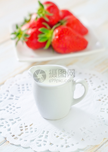 草莓加奶油茶点勺子奶制品甜点产品浆果水壶香草小吃桌子图片