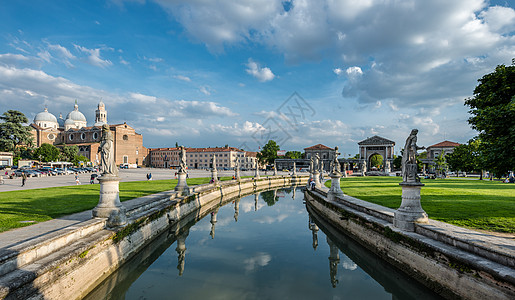 运河与帕杜瓦Prato della山谷的雕像图片