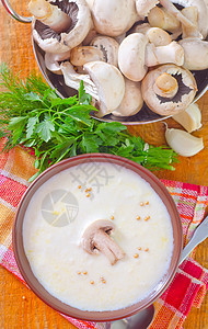 蘑菇汤餐巾香菜饮食勺子桌子蔬菜奶油洋葱草本植物美食图片