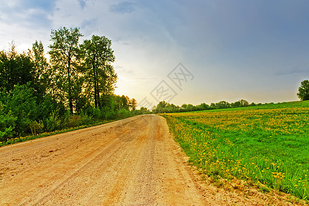 穿过实地的公路hdr图片