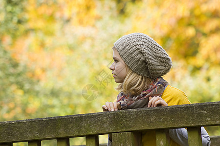 秋天公园的可爱小女孩黄色童年叶子孩子季节性快乐女性喜悦幸福背景图片