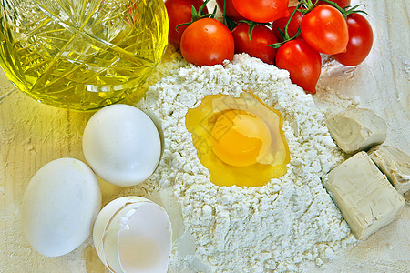 准备自制鸡蛋意大利面的成分a鸡蛋面粉背景手工食物原料烹饪蛋黄桌子美食图片