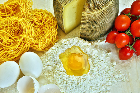 准备自制鸡蛋意大利面的成分a蛋黄手工桌子面粉背景鸡蛋原料生活食物美食图片