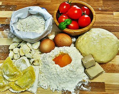 准备自制鸡蛋意大利面的成分a手工食物原料面粉烹饪背景美食桌子生活蛋黄图片