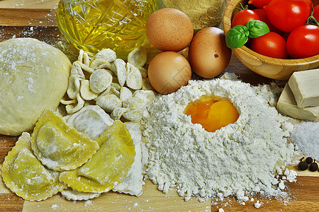 准备自制鸡蛋意大利面的成分a原料食物烹饪桌子美食生活面粉背景鸡蛋手工图片